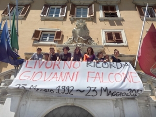 Livorno ricorda Giovanni Falcone: striscione esposto a Palazzo Comunale in occasione del 25° anniversario della stragi di Capaci e via D'Amelio